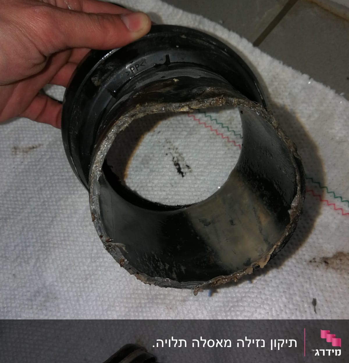 צינור פלסטיק שחור עם חיבורי אינסטלציה